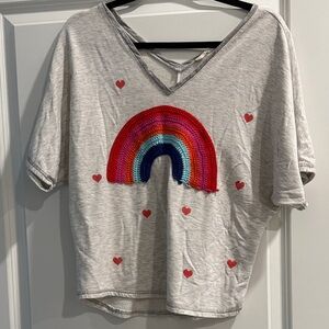 Chrysanthemum Gray V-Neck Tee with Rainbow and Hearts sz s
